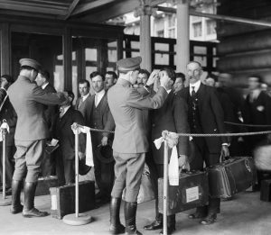 ispezione-sanitaria-per-i-nuovi-immigrati-ellis-island-new-york-1920