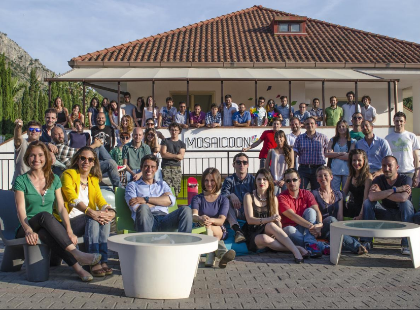 Foto di gruppo dei Millenniasl di Mosaicoon